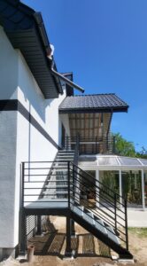 LIONTECH - Schody zewnętrzne ze stali z balustradą balkonową