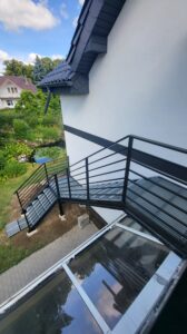 LIONTECH - Schody zewnętrzne ze stali z balustradą balkonową