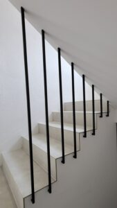 Liontech - Loftowa balustrada z harfą