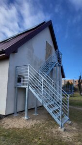 Liontech - Schody zew. z balustradą ocynkowane