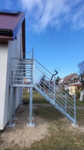 Liontech - Schody zew. z balustradą ocynkowane