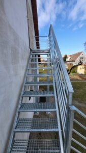 Liontech - Schody zew. z balustradą ocynkowane