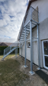 Liontech - Schody zew. z balustradą ocynkowane