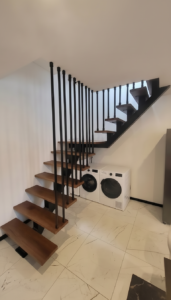 Liontech - Schody z belką centralną harfą i balustradą