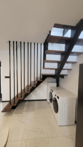 Liontech - Schody z belką centralną harfą i balustradą
