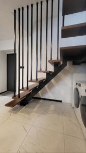 Liontech - Schody z belką centralną harfą i balustradą