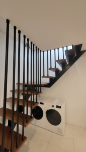 Liontech - Schody z belką centralną harfą i balustradą