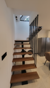 Liontech - Schody z belką centralną harfą i balustradą