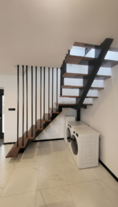 Liontech - Schody z belką centralną harfą i balustradą