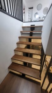 Liontech - Schody z belką centralną harfą i balustradą