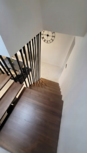 Liontech - Schody z belką centralną harfą i balustradą