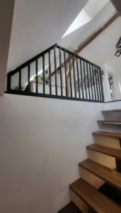 Liontech - Schody z belką centralną harfą i balustradą