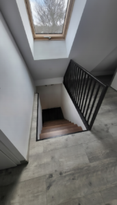 Liontech - Schody z belką centralną harfą i balustradą