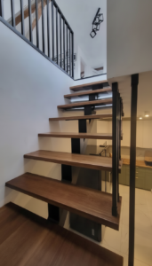 Liontech - Schody z belką centralną harfą i balustradą