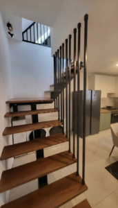 Liontech - Schody z belką centralną harfą i balustradą